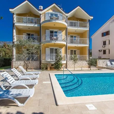 Wunderschoenes In Mit Gemeinschaftlichem Pool- Grill Und T By Interhome *