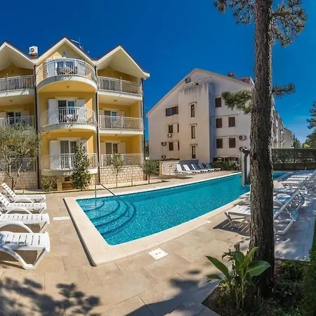 Wunderschoenes In Mit Gemeinschaftlichem Pool- Grill Und T By Interhome