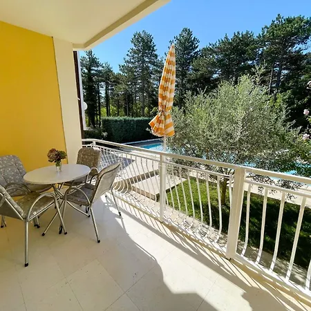 Wunderschoenes In Mit Gemeinschaftlichem Pool- Grill Und T By Interhome Jadranovo
